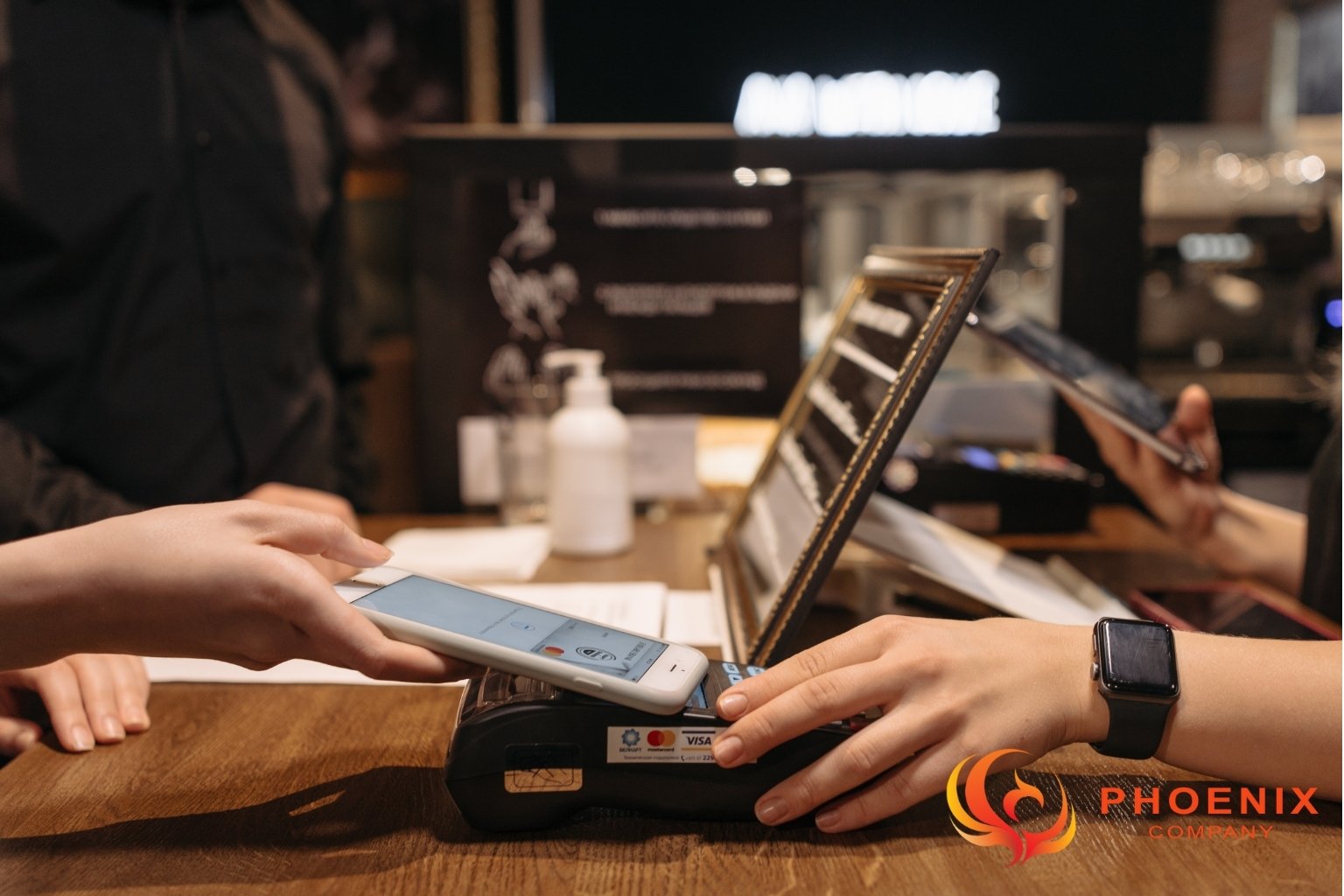 Chủ shop sử dụng app POS ngay tại quầy, giúp bán hàng nhanh chóng và chính xác hơn